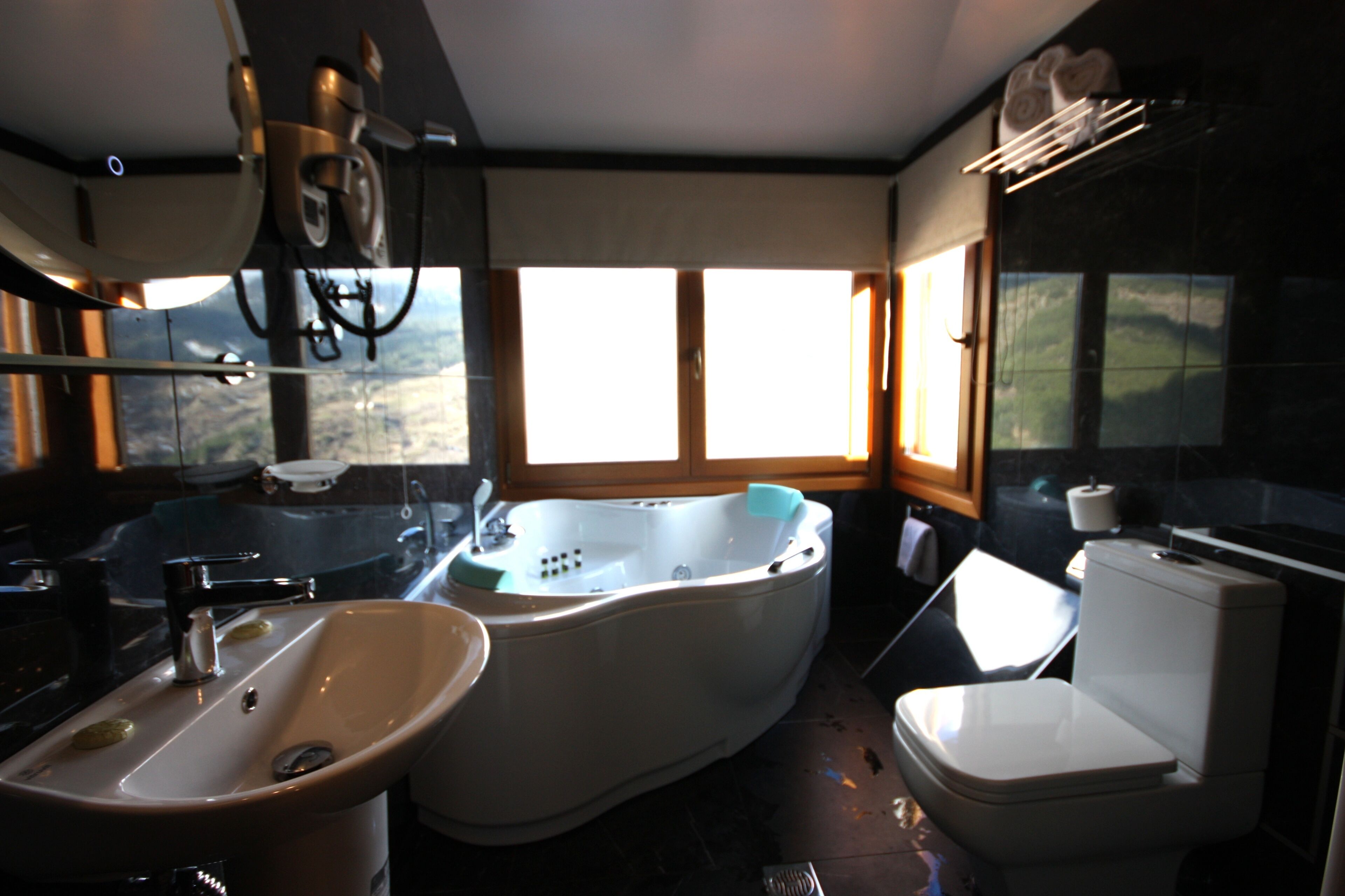 panoramic suite | bathroom | jetted bath, hydromassage showerhead, free toiletries, hair dryer