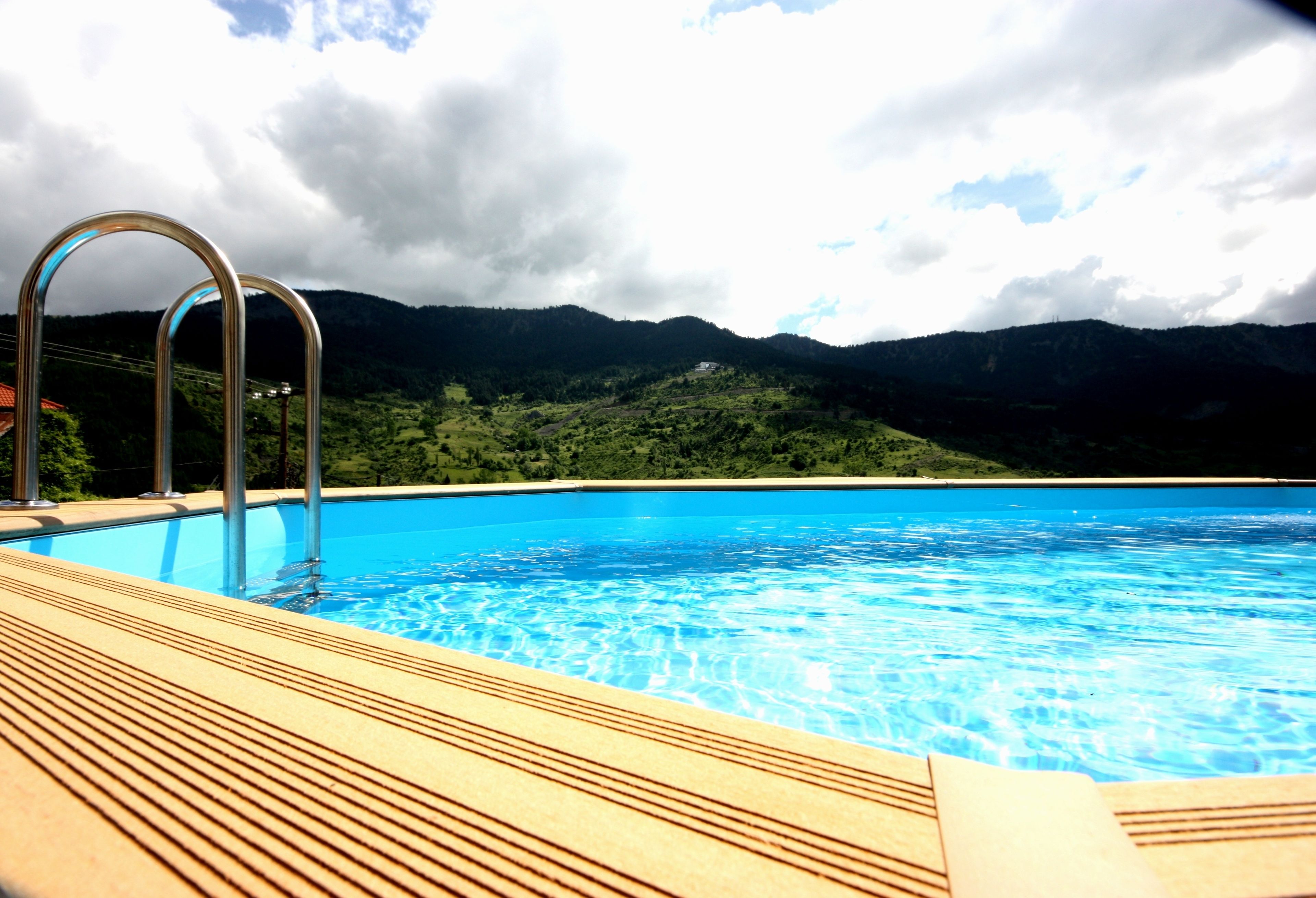 室外游泳池，日光浴躺椅