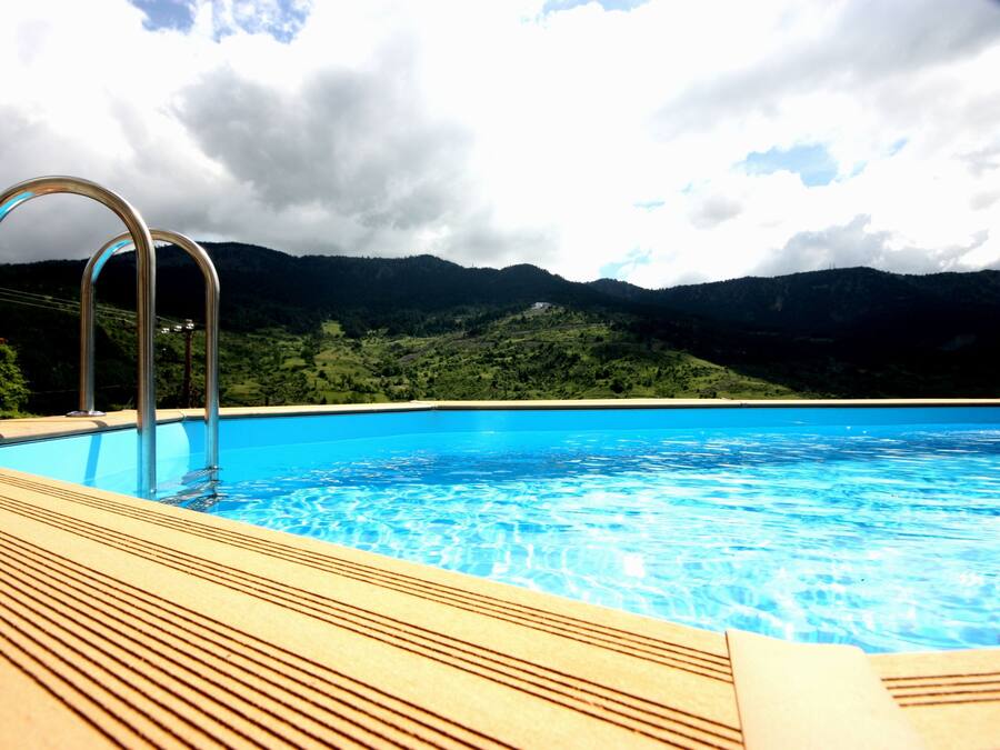Piscina a l'aire lliure i gandules