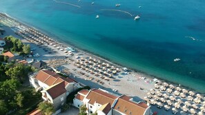 Beach nearby, white sand, sun loungers, beach umbrellas - Castellamare Residence (Petrovac)