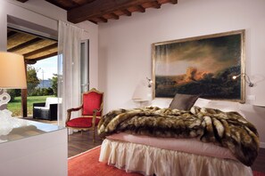 Desk, soundproofing, free WiFi, bed sheets