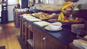Un buffet proposant une variété de plats et d’ustensiles.