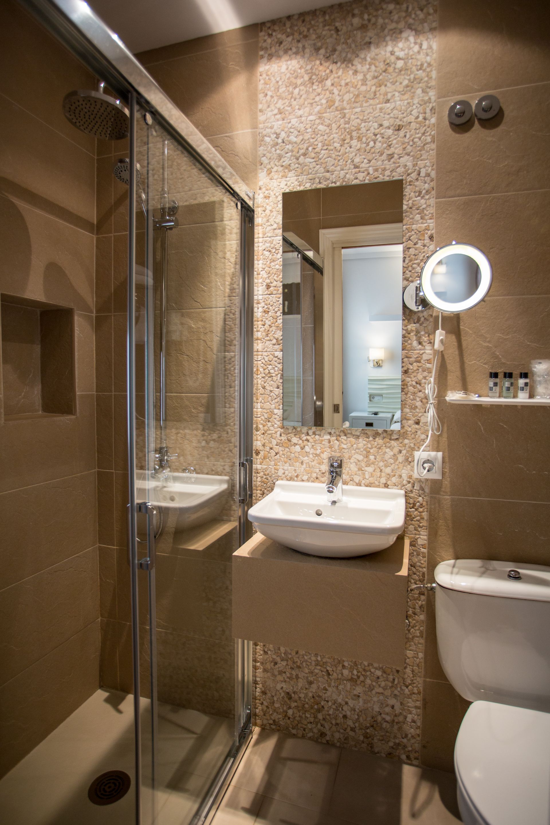 combined shower/bathtub, free toiletries, hair dryer, bidet