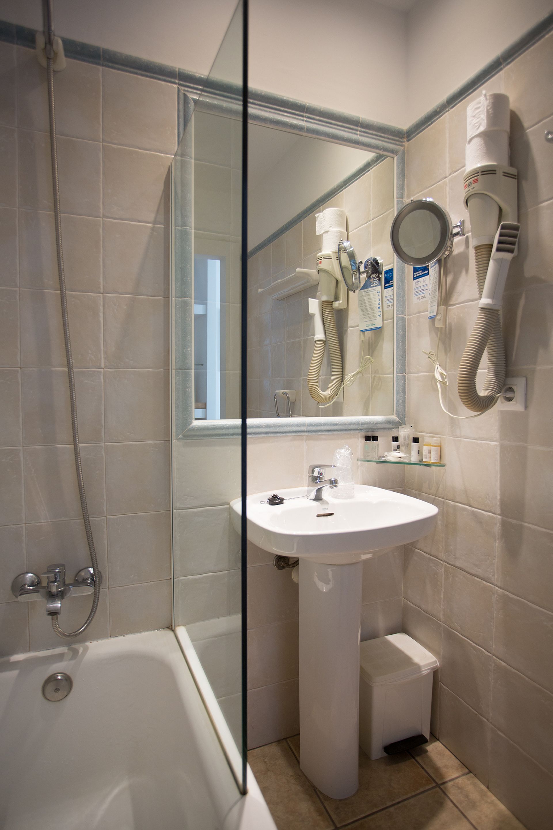 combined shower/bathtub, free toiletries, hair dryer, bidet