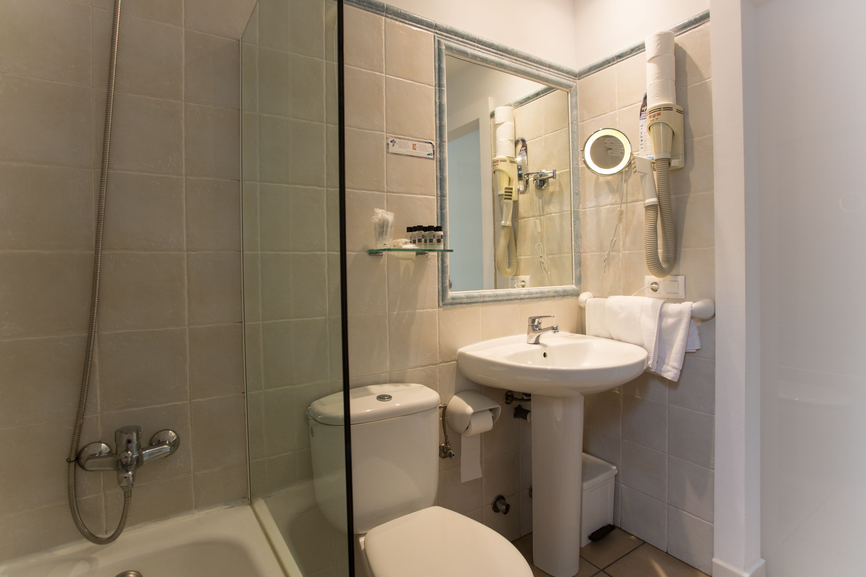 triple room | bathroom | combined shower/bathtub, free toiletries, hair dryer, bidet