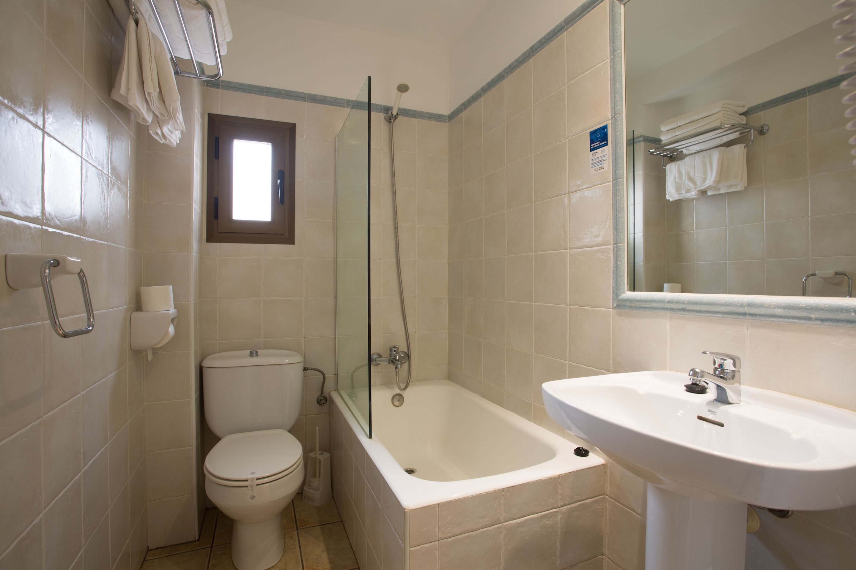 triple room | bathroom | combined shower/bathtub, free toiletries, hair dryer, bidet