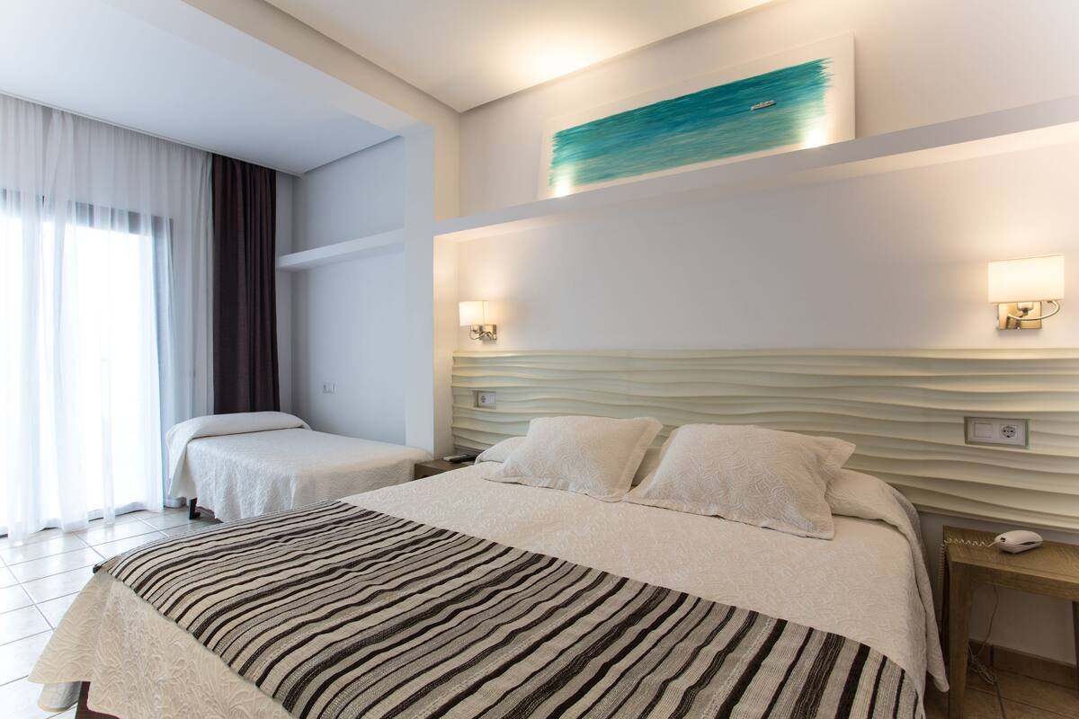 triple room, sea view | in-room safe, desk, laptop workspace, soundproofing