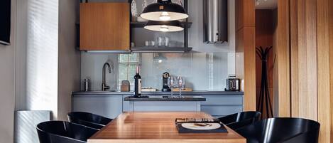 Suite, Balcony | Dapur peribadi | Peti sejuk, dapur, mesin basuh pinggan mangkuk, pembancuh kopi/teh