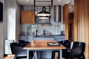 Suite, Balkon | Eigene Küche | Kühlschrank, Herdplatte, Geschirrspüler