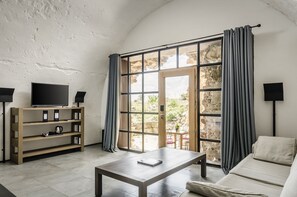 33-inch LED TV with digital channels, TV - Hotel Eurostars Fuerte de la Concepción (Aldea del Obispo)