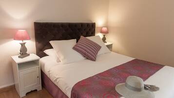 Habitación triple Confort, 1 cama de matrimonio | Sábanas de algodón egipcio y ropa de cama de alta calidad