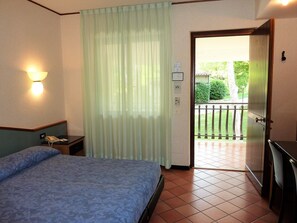 Chăn bông, minibar, bàn, khu vực làm việc phù hợp cho laptop 