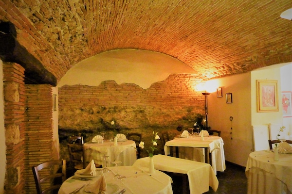 Der serveres morgenmad, frokost, aftensmad og regionale retter