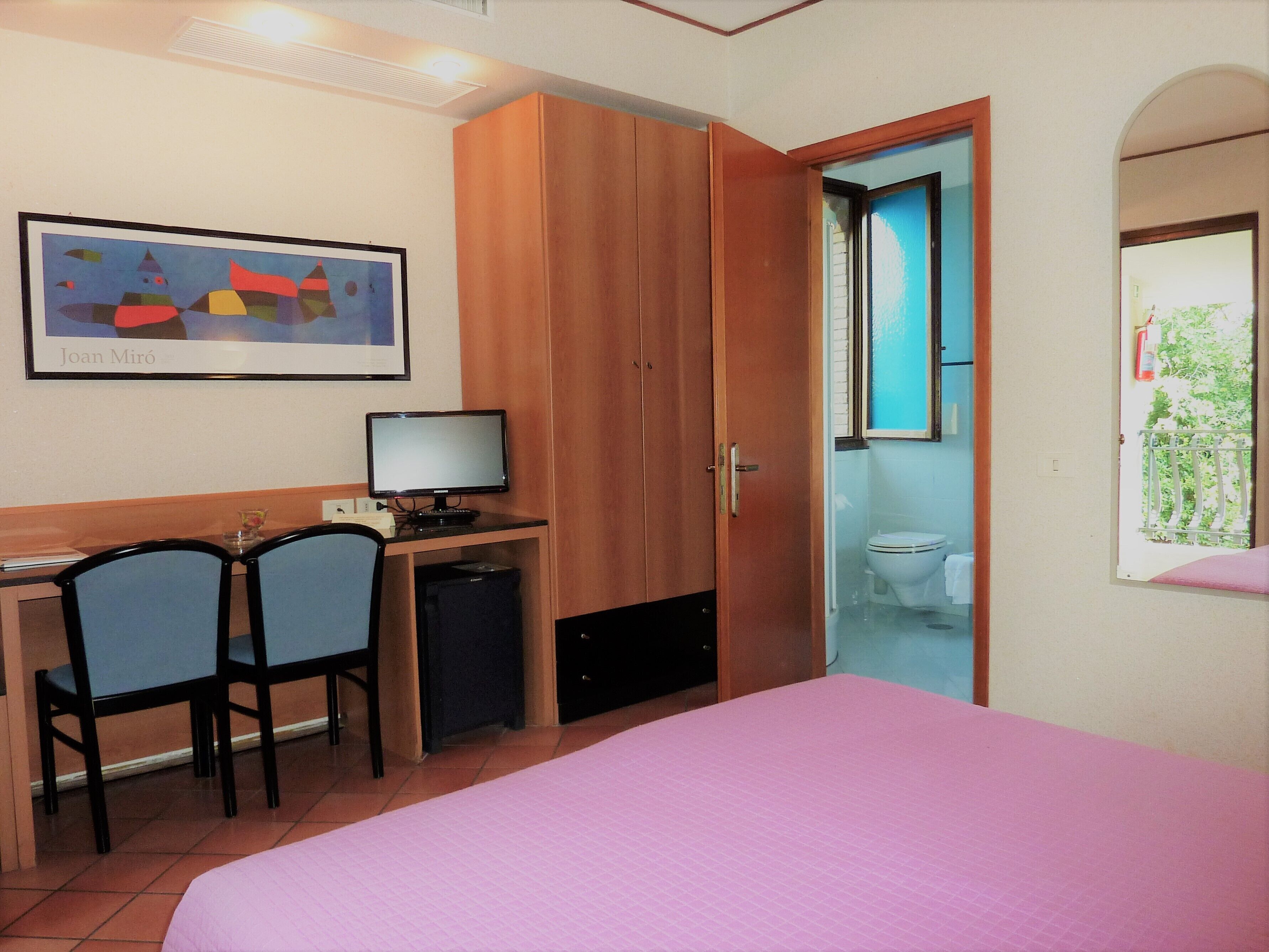 1 bedroom, down duvets, minibar, desk