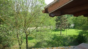 A stone staircase leading to a building with a sloped roof, surrounded by lush greenery and trees. - Hotel La Rocca (Narni)
