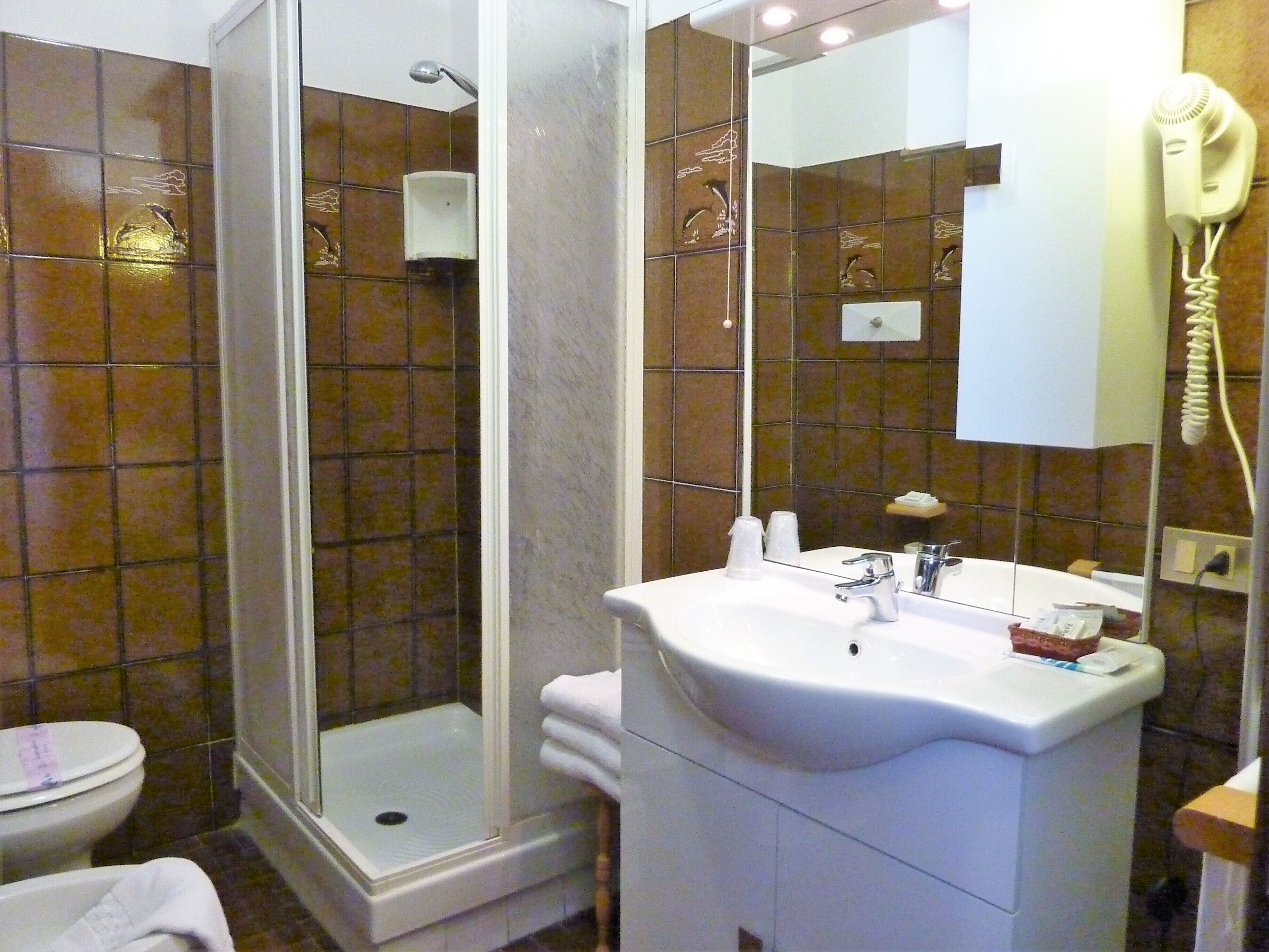 basic triple room | bathroom | shower, free toiletries, hair dryer, bidet