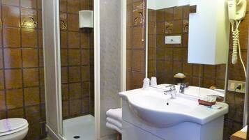 Habitación triple básica | Baño | Regadera, amenidades de baño gratuitas, secadora de cabello, bidet