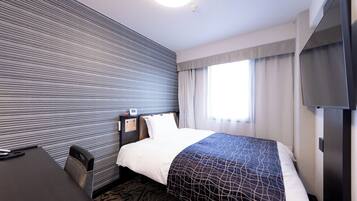 Cubrecamas, escritorio, cortinas blackout y wifi gratis