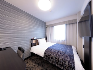 Edredón, escritorio, cortinas blackout y wifi gratis