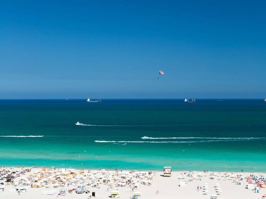 Praia particular nas proximidades, areia branca, espreguiçadeiras