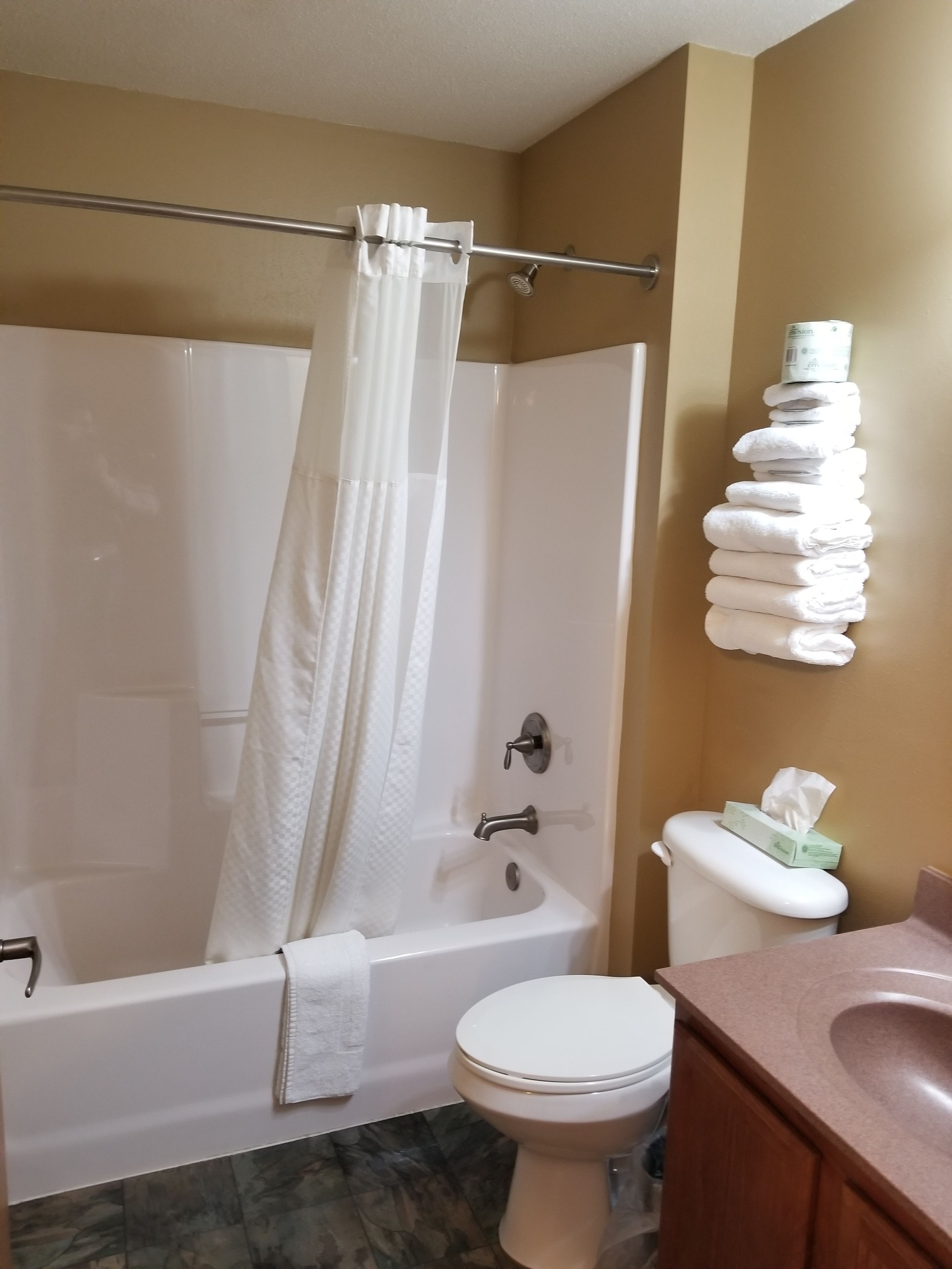 standard room, 1 king bed, non smoking | bathroom | hair dryer, towels