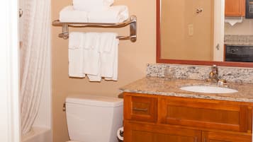 Badewanne, Haartrockner, HandtĂŒcher