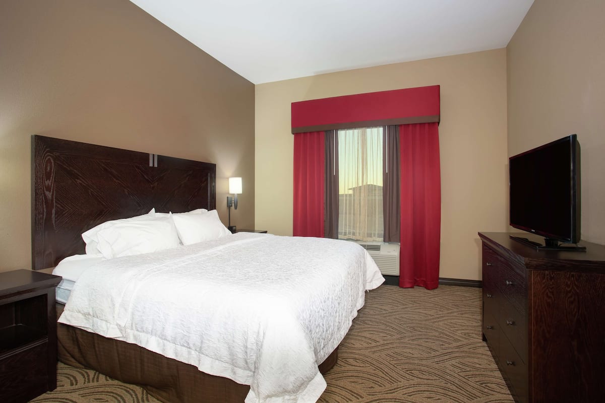 Ropa de cama hipoalergénica, camas con pillow-top y escritorio