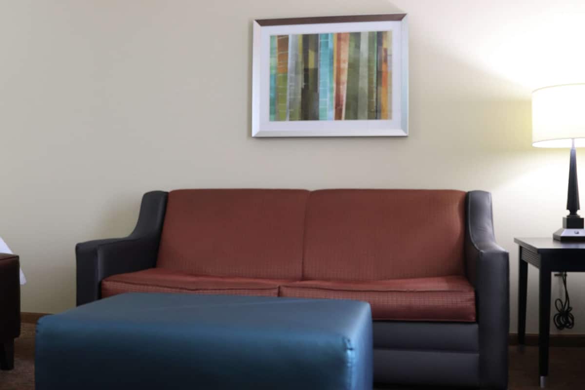 40-inch LCD TV with cable channels, TV
