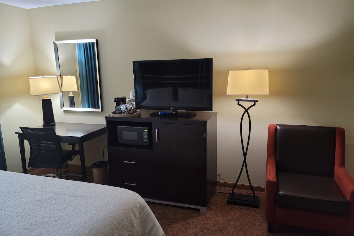 Room, 1 King Bed, Non Smoking, Jetted Tub | Desk, iron/ironing board, free cots/infant beds, free WiFi