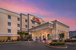A Hampton Inn & Suites building with a clear sky in the background. - Hampton Inn & Suites Ocala (Ocala)