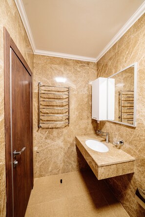 Superior Apartment | Bathroom
