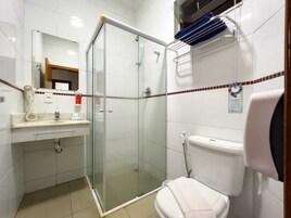 Ducha, artículos de tocador gratuitos, secador de pelo, toallas