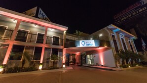 Un hôtel au design moderne, avec une enseigne bien visible indiquant « Irmira Suites » et une entrée facilement identifiable.