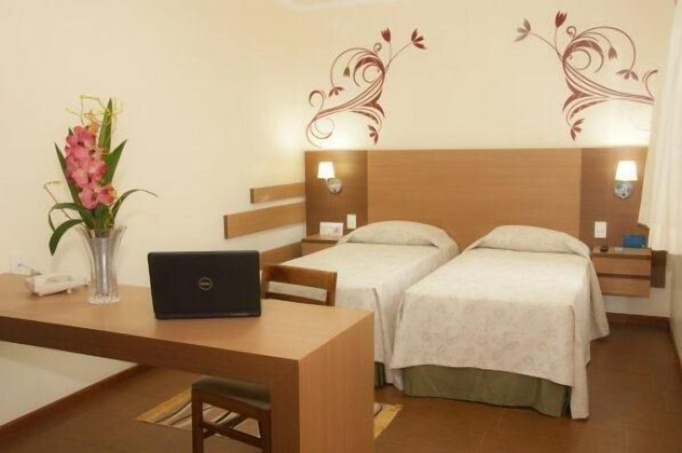 standard single room | minibar, in-room safe, individually decorated, individually furnished
