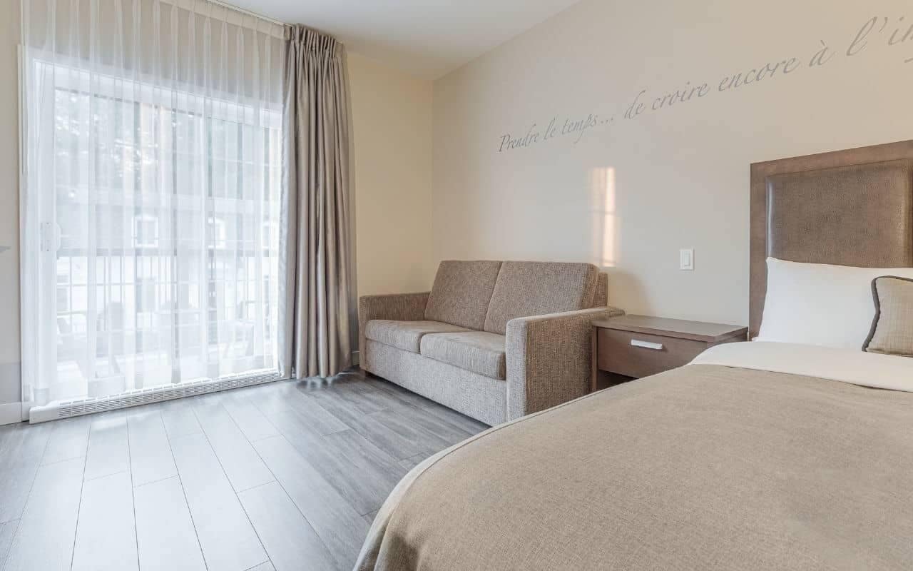 Chambre Oasis, 1 grand lit et 1 sofa-lit, baignoire à jets | Sängtillbehör av högsta kvalitet, individuell inredning och unika möbler