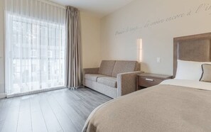 Chambre Oasis, 1 grand lit et 1 sofa-lit, baignoire à jets | Hochwertige Bettwaren, individuell dekoriert, individuell eingerichtet