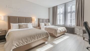 Chambre Oasis, 2 grands lits, baignoire à jets | Premium bedding, individually decorated, individually furnished, desk