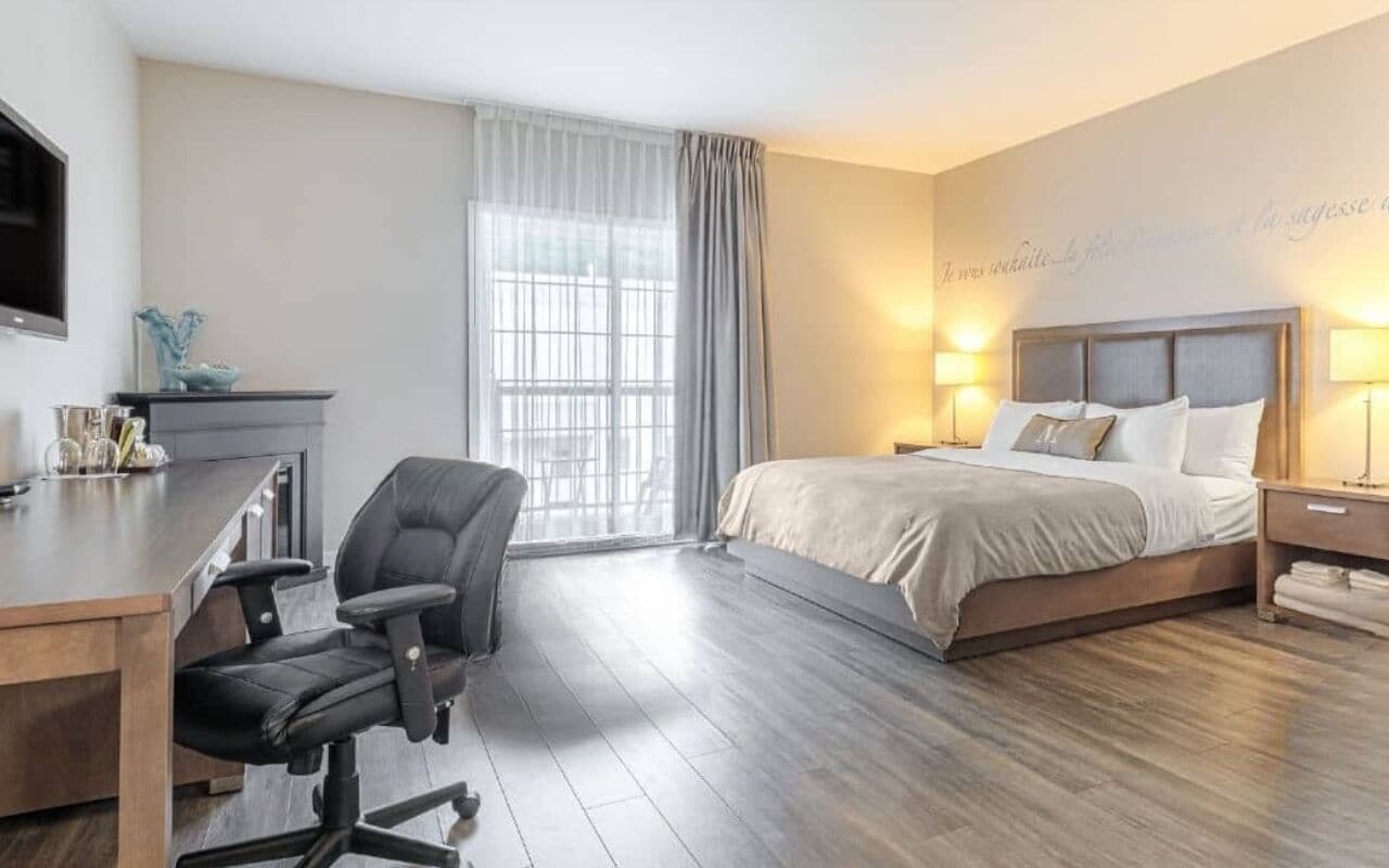 Chambre Oasis, 1 grand lit, baignoire à jets, vue jardin | Premium bedding, individually decorated, individually furnished, desk