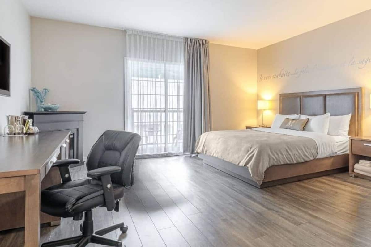 Comfort Room, 1 Queen Bed, Jetted Tub, Garden View | Premium bedding, desk, soundproofing, iron/ironing board