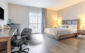 Chambre Oasis, 1 grand lit, baignoire à jets, vue jardin | Premium bedding, individually decorated, individually furnished, desk - Hotel Montfort Nicolet (Nicolet)