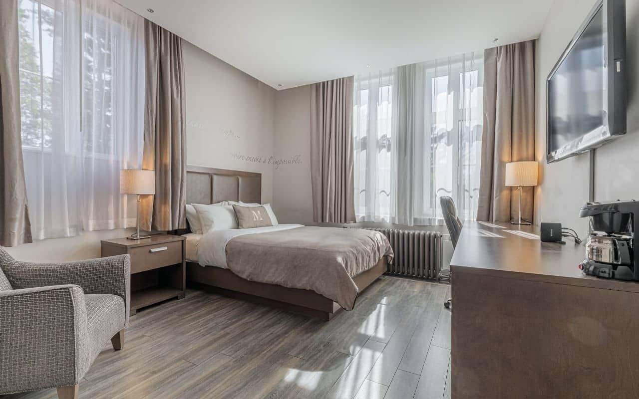 Peralatan tempat tidur premium, dihias secara berasingan 