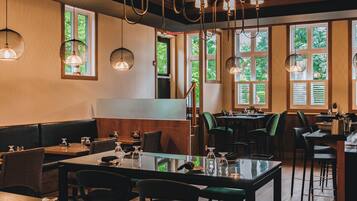 Breakfast, lunch, dinner served; Regional cuisine