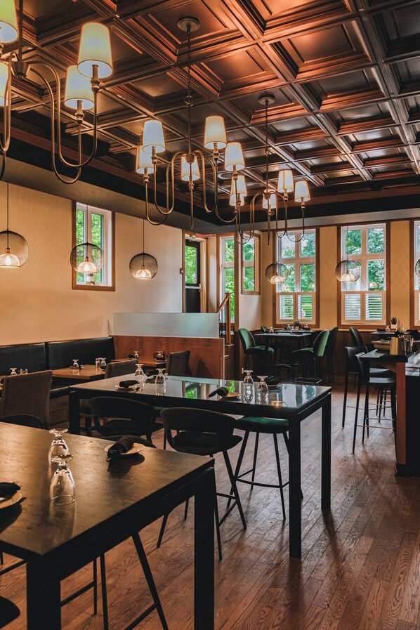 Breakfast, lunch, dinner served; Regional cuisine 