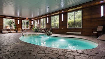 Indoor pool, sun loungers
