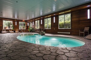 Una piscina techada, sillones reclinables de piscina