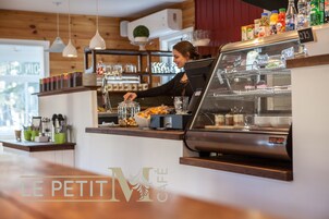 2 bares, bar de cocktails, salĂłn en el lobby