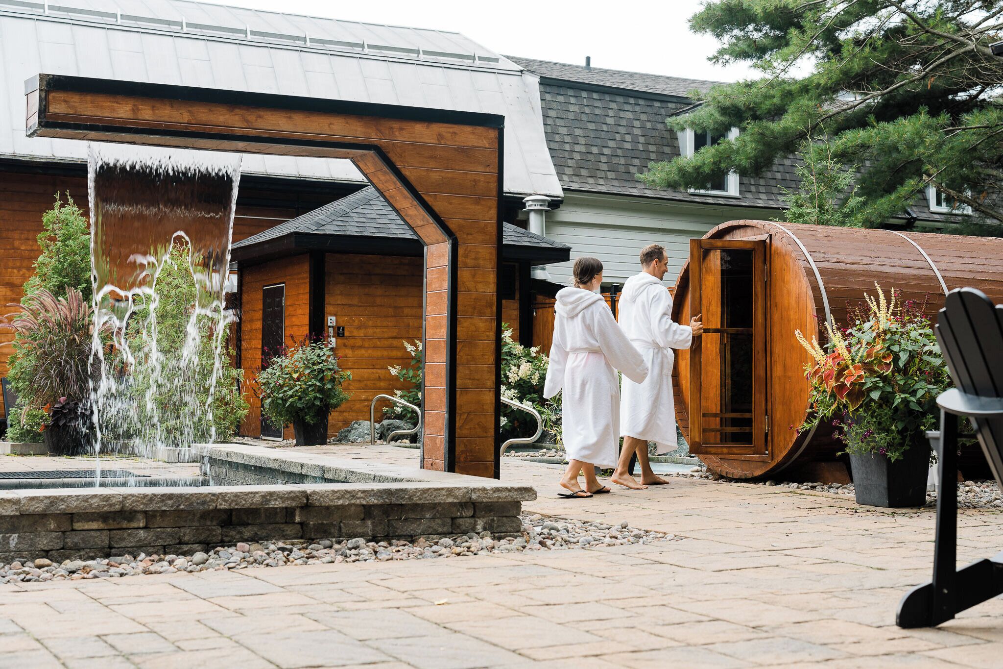 Sauna, bain à remous, soins corporels, massages aux pierres chaudes