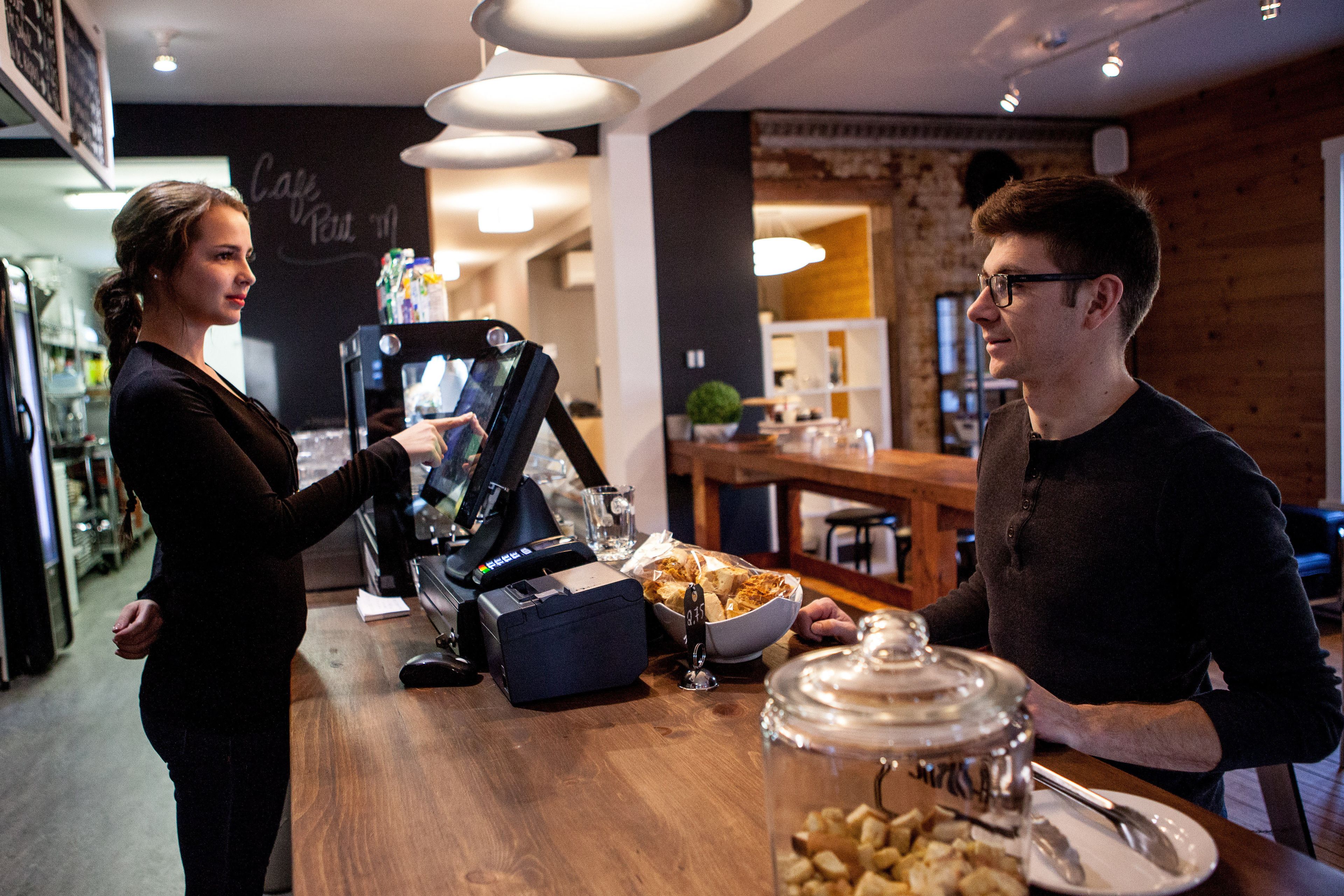 2 bars/lounges, cocktail bar, lobby lounge