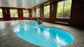 Una piscina cubierta, tumbonas