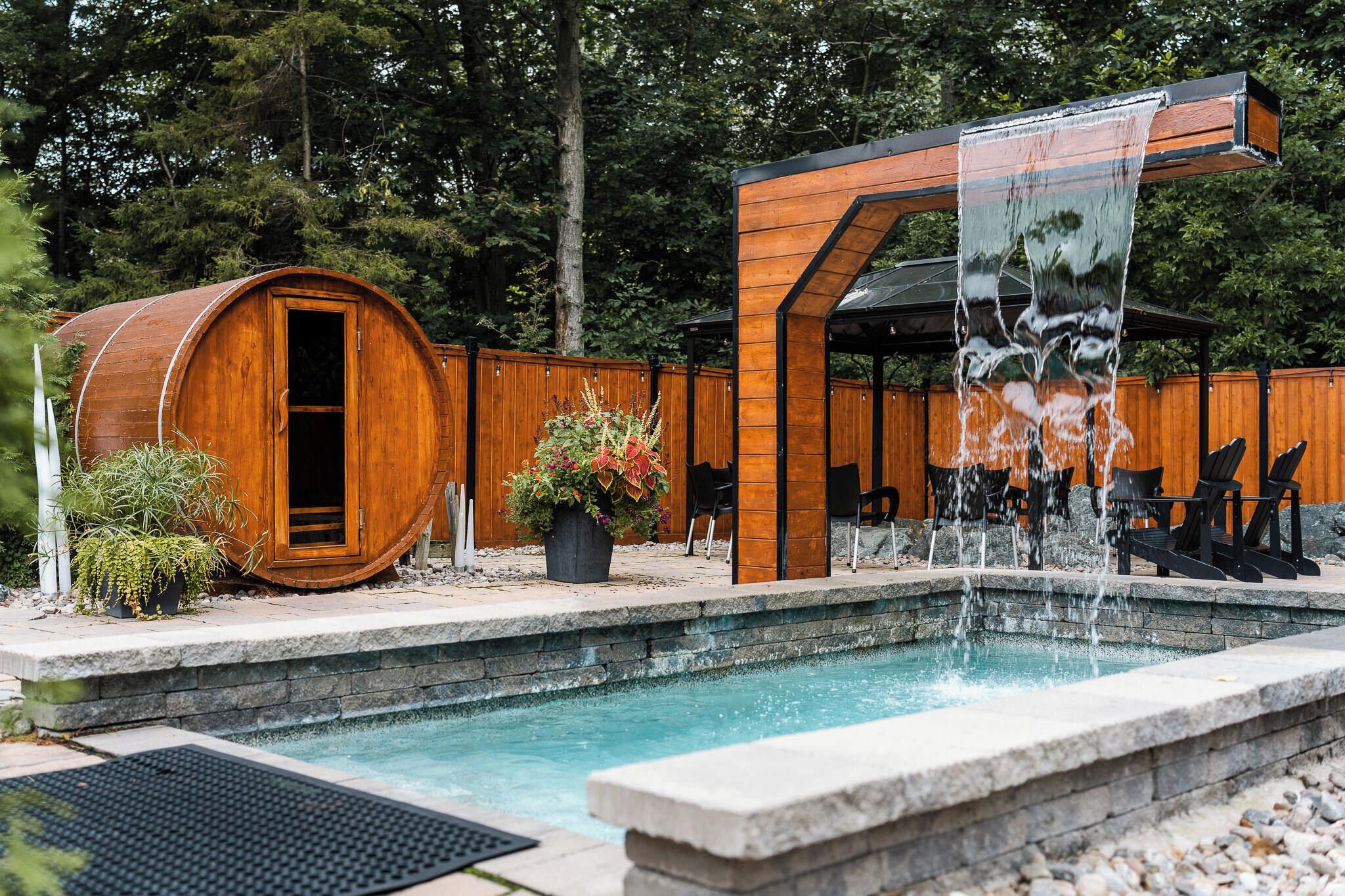 Sauna, bain à remous, soins corporels, massages aux pierres chaudes